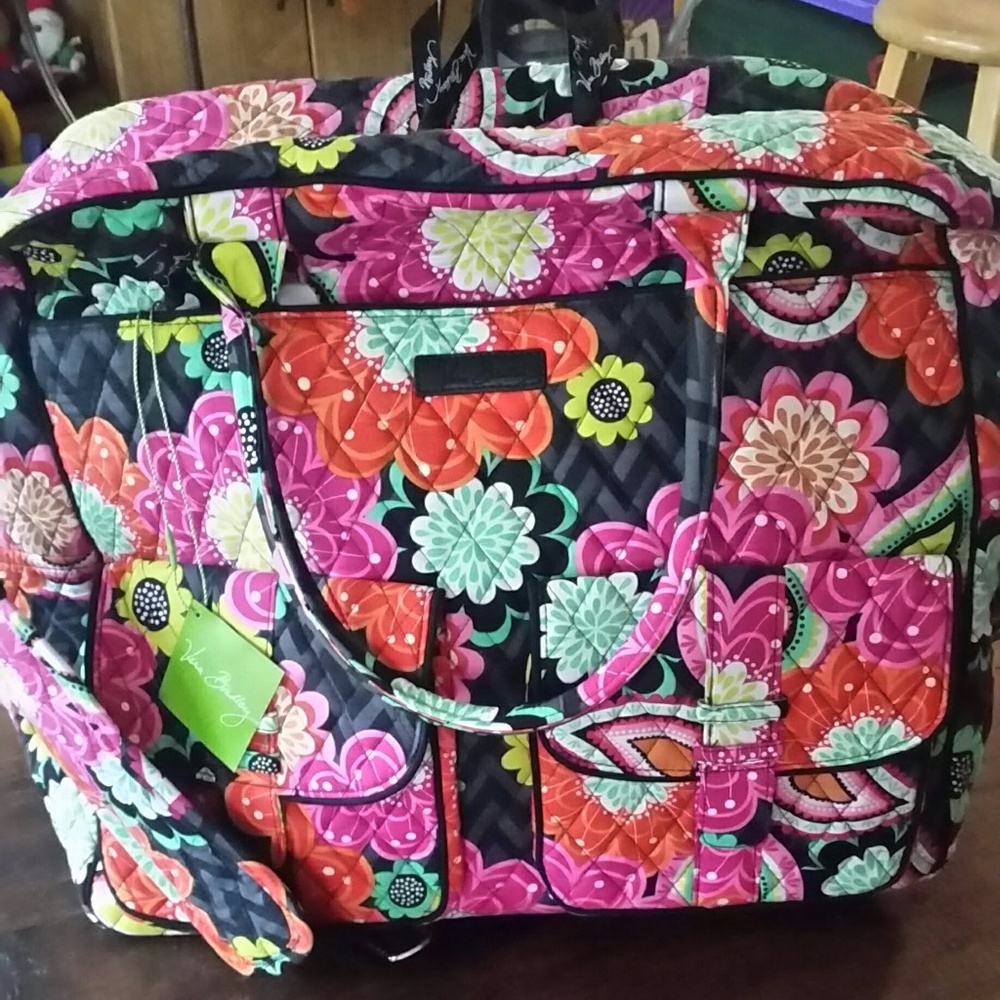 BRAND NEW Vera Bradley grand cargo in Ziggy print